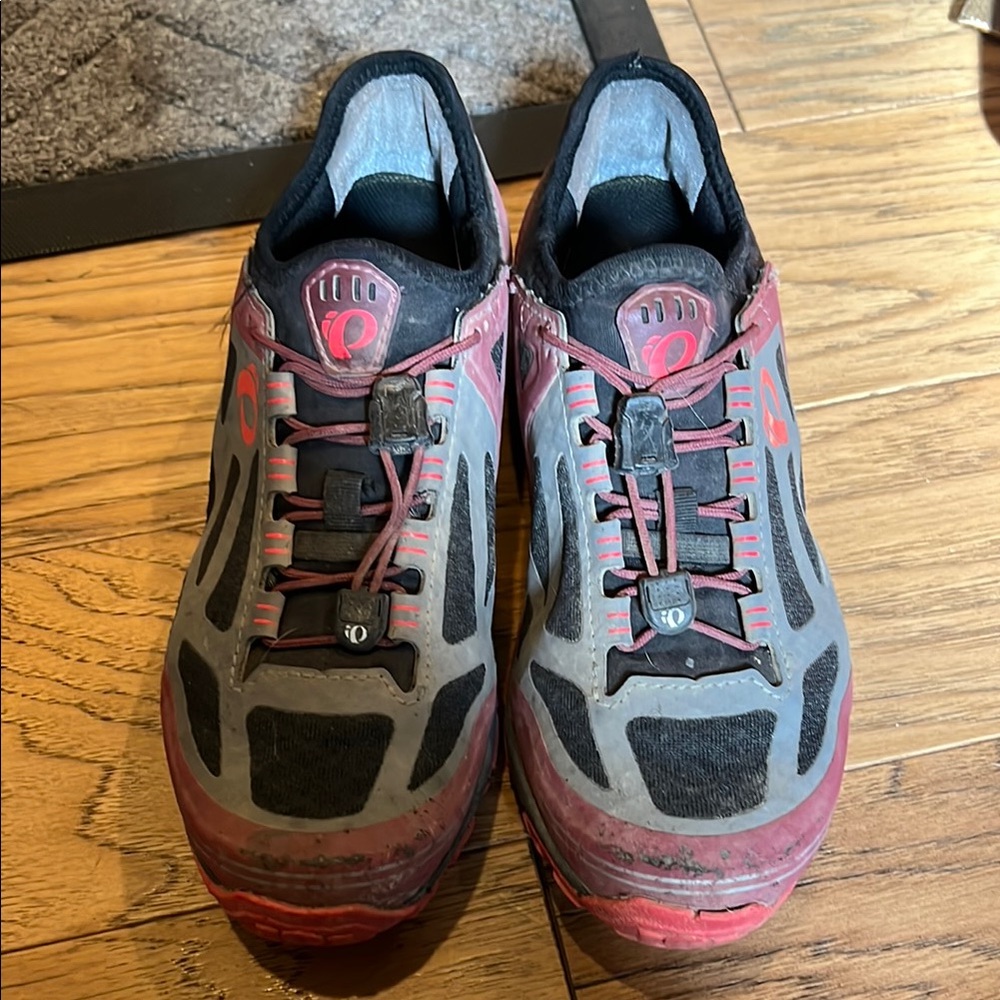 Pearl Izumi Gray and Pink Athletic Shoes with Mesh Design